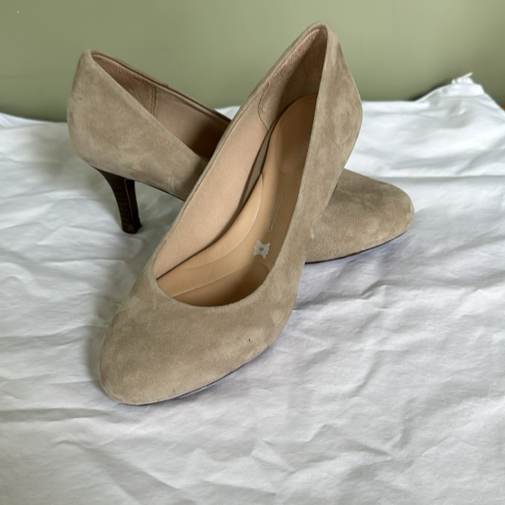 Rockport suede taupe color heels size 5 with cushion insole